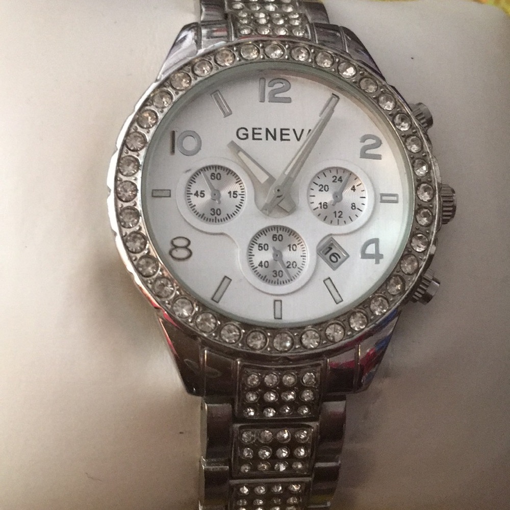 Ladies silver plated Geneva watch w/round silver face and rhinestones